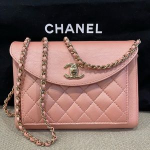 CHANEL
Calfskin Quilted Smart Pocket Crossbody Bag iridescent pink